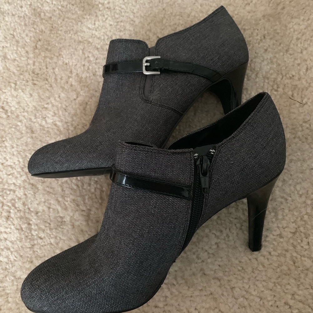 Nine West Black/Gray Ankle Boot